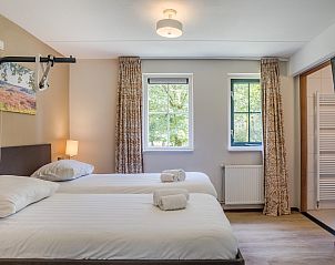 Gezellige zithoek in Coldenhove 8-persoons bungalow in Eerbeek, Veluwe met comfortabele banken.