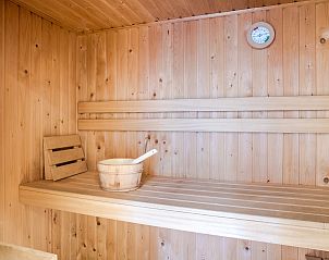 Tweede slaapkamer in Coldenhove 8-persoons bungalow in Eerbeek, Veluwe. Warme kleuren en comfortabel bed.