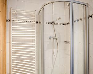 Moderne douche in Coldenhove 8-persoons bungalow in Eerbeek, Veluwe. Stijlvolle tegels en ruime cabine.