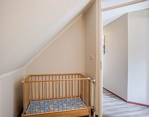 Badkamer met dubbele wastafel in Coldenhove 8-persoons bungalow in Eerbeek, Veluwe. Houten afwerking.