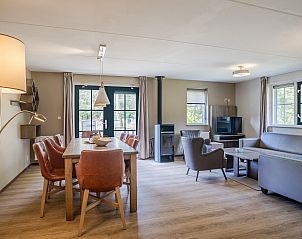 Hoofdslaapkamer in Coldenhove 8-persoons bungalow in Eerbeek, Veluwe met kingsize bed en rustgevende decoratie.