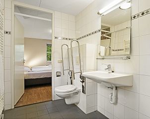 Comfortabele stoel bij de haard in Coldenhove bungalow, Eerbeek, Veluwe, Gelderland.