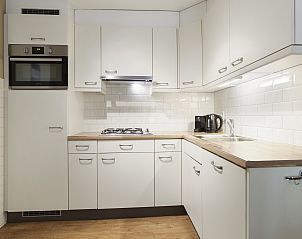 Slaapkamer met tweepersoonsbed in Coldenhove 8-persoons bungalow, Eerbeek, Veluwe, Gelderland.