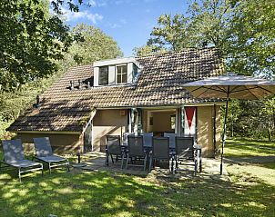 Zolderkamer met tweepersoonsbed in Coldenhove vakantiehuis, Eerbeek, Veluwe, Gelderland.