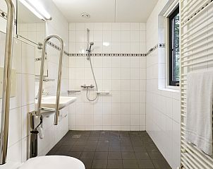 Badkamer met uitzicht op natuur in Coldenhove 8LT vakantiehuis, Eerbeek, Veluwe, Gelderland.