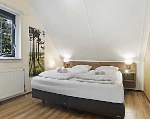 Tweepersoonskamer met houten details in Coldenhove bungalow, Eerbeek, Veluwe, Gelderland.