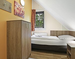 Enkelslaapkamer met natuurlijk licht in Coldenhove bungalow, Eerbeek, Veluwe, Gelderland.