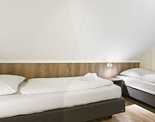 Buitenkant van Coldenhove bungalow omringd door groen, Eerbeek, Veluwe, Gelderland.