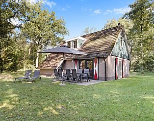 Gezellige woonkamer in Coldenhove 8-persoons bungalow 8L, Eerbeek Veluwe, met comfortabele zithoek en houtkachel voor een ontspannen verblijf.