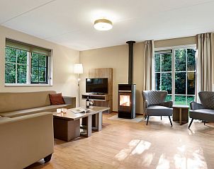 Gezellige slaapkamer in Coldenhove 8-persoons bungalow 8L in Eerbeek, Veluwe, Gelderland, met uitzicht op de natuur.