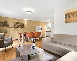 Open woonruimte in Coldenhove bungalow, Eerbeek, Veluwe met toegang tot terras.