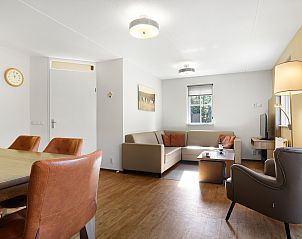 Moderne keuken in Coldenhove 6-persoons bungalow, Eerbeek, Veluwe met witte kasten.