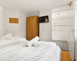 Luxe badkamer in Coldenhove 6-persoons bungalow, Eerbeek, Veluwe met ligbad.