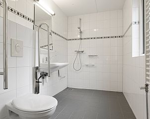 Slaapkamer in Coldenhove vakantiehuis, Eerbeek, Veluwe met toegang tot badkamer.