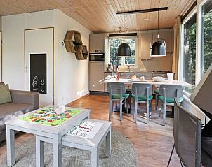 Ruime woonkamer met open keuken in Rabbit Hill 6-persoons bungalow, Veluwe.