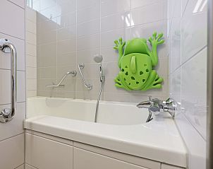 Badkamer met vrolijk design in Rabbit Hill 6-persoons bungalow, Veluwe.