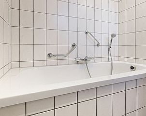 Ruim bad in de badkamer van Rabbit Hill 4-persoons bungalow 4C, Veluwe, voor ultieme ontspanning.