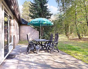 Douche met tegelwand in Rabbit Hill 4-persoons bungalow 4C, Nieuw Milligen, Veluwe, voor een verfrissende start van de dag.