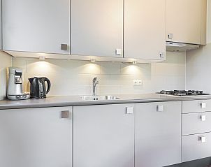 Tweede slaapkamer in Rabbit Hill 4-persoons bungalow 4C, Veluwe, met twee eenpersoonsbedden en kleurrijke decoratie.