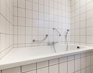 Buitenkant van Rabbit Hill 4-persoons bungalow 4C in Nieuw Milligen, Veluwe, omringd door groene bossen.