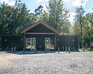 Modern gebouw op Rabbit Hill, Veluwe, Gelderland, biedt faciliteiten voor campinggasten.
