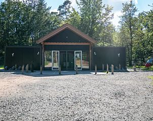 Faciliteitengebouw op Rabbit Hill, Nieuw Milligen, Veluwe, met moderne voorzieningen voor kampeerders.