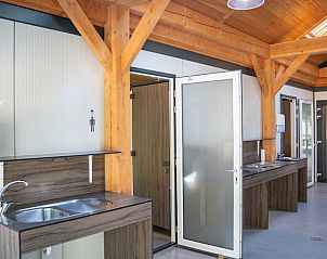 Interieur van faciliteitengebouw op Rabbit Hill, Veluwe, met houten details en moderne voorzieningen.