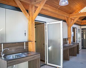 Binnenruimte van Rabbit Hill faciliteitengebouw in Nieuw Milligen, Veluwe, met moderne keukenvoorzieningen.