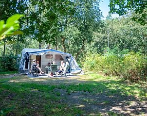 Familie geniet van kamperen op Rabbit Hill, Nieuw Milligen, Veluwe, omringd door groen.