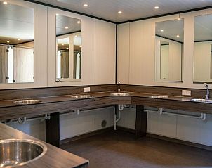 Schone en moderne wasruimte op Rabbit Hill, Veluwe, met meerdere wastafels.