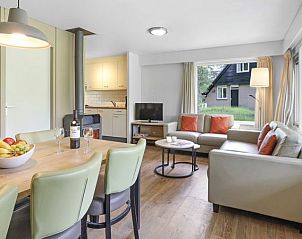 Gezellige woonkamer in Rabbit Hill 6-persoons bungalow op de Veluwe, Gelderland.