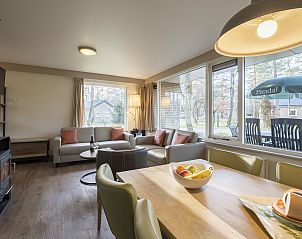 Eethoek in Rabbit Hill bungalow met uitzicht op terras en groen, Veluwe.