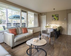 Ruime woonkamer in Rabbit Hill vakantiehuis met uitzicht op de natuur, Gelderland.