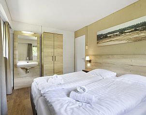 Moderne slaapkamer in Rabbit Hill vakantiehuis met eigen wastafel, Veluwe.