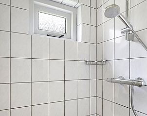 Inloopdouche in de badkamer van Rabbit Hill 6-persoons bungalow, Gelderland.