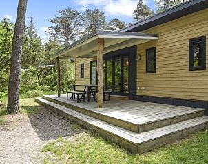 Comfortabele zithoek in Rabbit Hill stacaravan, Veluwe, met uitzicht op de veranda.