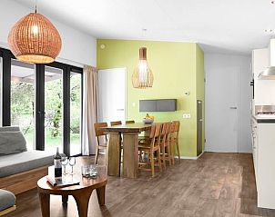 Open keuken en eetruimte in Rabbit Hill stacaravan, Veluwe, met uitzicht op de natuur.