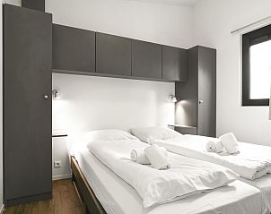 Eettafel met servies in Rabbit Hill stacaravan, Veluwe, met uitzicht op de groene omgeving.