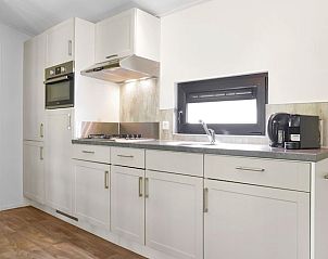 Koffiezetapparaat in de keuken van Rabbit Hill stacaravan, Veluwe, voor een perfect begin van de dag.