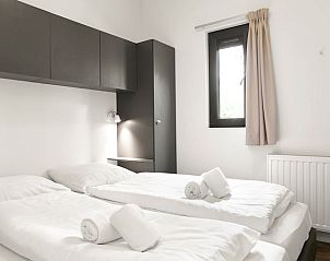 Gezellige slaapkamer in Rabbit Hill stacaravan, Veluwe, met frisse witte lakens.