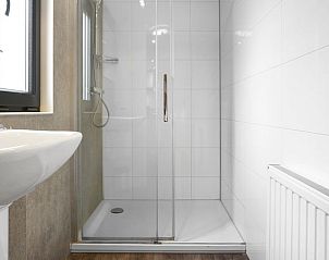 Frisse badkamer in Rabbit Hill stacaravan, Nieuw Milligen, met ruime douchecabine.