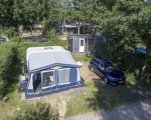 Overzicht van Rabbit Hill campingplaats CS16+ in Nieuw Milligen, Veluwe met stacaravan en parkeerplaats.