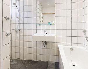 Badkamer met ligbad in Rabbit Hill bungalow, Nieuw Milligen, Veluwe.