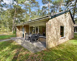 Slaapkamer met moderne inrichting in Rabbit Hill bungalow, Nieuw Milligen.