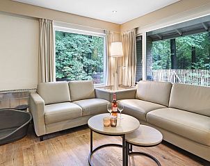 Knusse binnenruimte van Rabbit Hill bungalow in Nieuw Milligen, Veluwe, met zithoek en hondenbed in Gelderland.