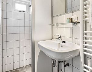 Badkamer in Rabbit Hill 6-persoons bungalow, Nieuw Milligen, Veluwe, met moderne voorzieningen en strakke afwerking.