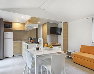 Gezellige binnenruimte van Rabbit Hill 6-persoons mobile home, Veluwe, Gelderland.