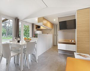 Stijlvol gedekte tafel in Rabbit Hill mobile home, Nieuw Milligen, Gelderland.