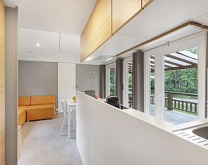 Volledig ingerichte keuken in Rabbit Hill mobile home, Veluwe, Gelderland.