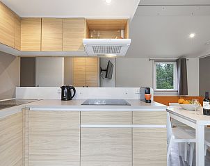 Comfortabele slaapkamer met tweepersoonsbed in Rabbit Hill mobile home, Gelderland.